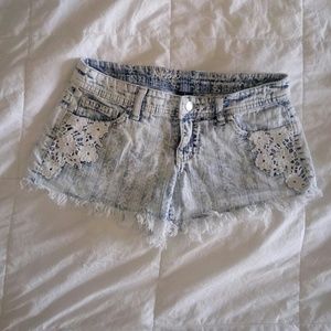 Floral light washed denim shorts